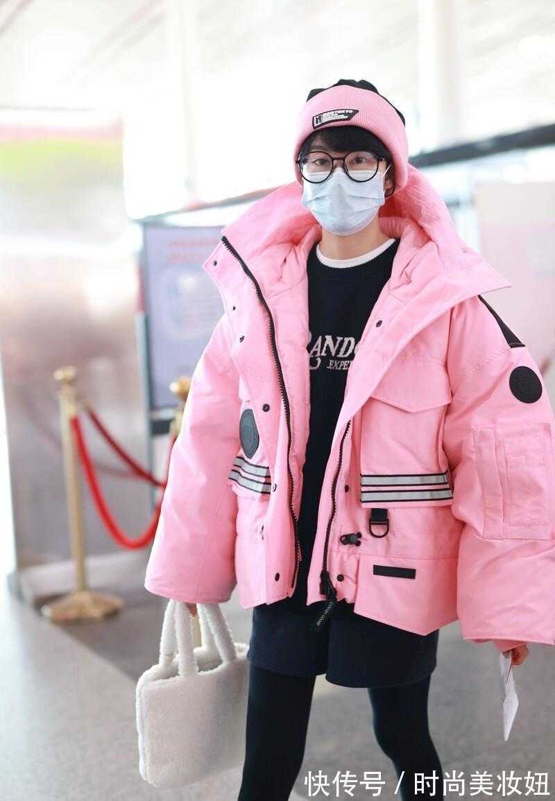 内衣|郁可唯也太时髦了!穿“粉色羽绒服”配粉色帽子,减龄又洋气