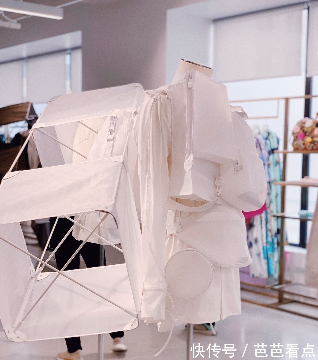 virgil|小时候玩的换装贴纸、QQ秀,竟成了现在最时髦的玩意