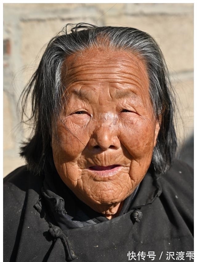 秘诀|100岁奶奶,饭前习惯特殊,至今满头黑发,看长寿秘诀是啥