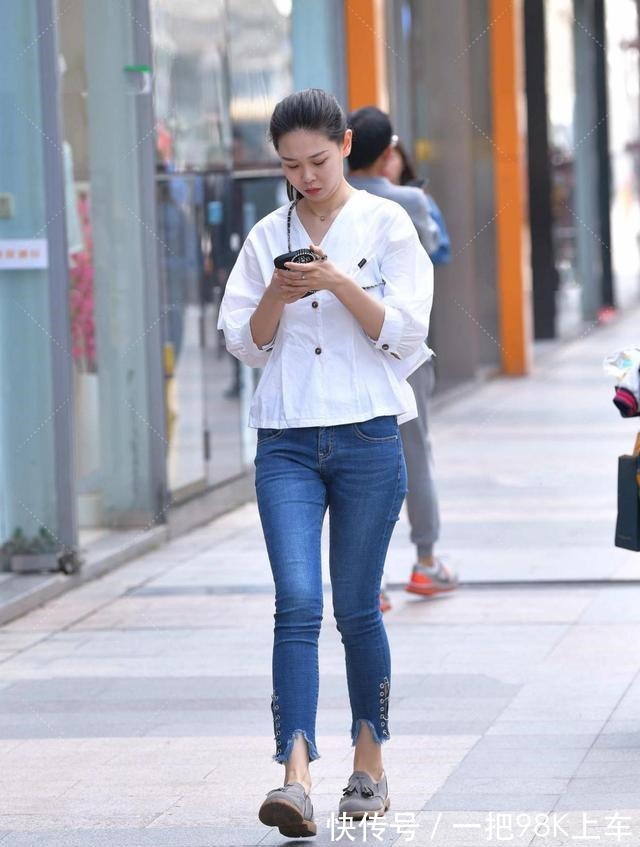 白衬衫 白衬衫与牛仔裤的穿搭,既适合日常逛街,平时上班穿!