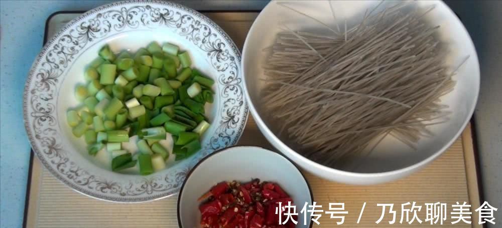 技巧|豆芽炒粉条,地道家常菜,教你一个小技巧,豆芽入味,越嚼越香