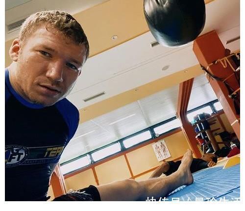 外籍艺人易宇航交不起房租,靠视帝援手,以此来点亮自己的演艺