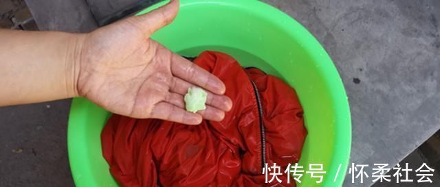 妙招|洗衣服时,水里丢几粒小东西,不管多脏都能干净如新,回家试试