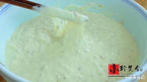 决定用燕麦片搭配一些食材做一款发糕，真的是太暄软了，松软香甜比面包还好吃，燕麦片你们都喜欢吃吗