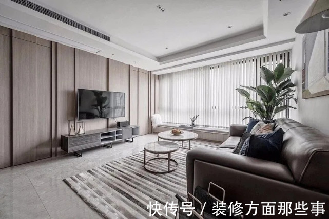 一家人|143平现代风四居室，一家人在客厅和谐互动，真的超级有爱