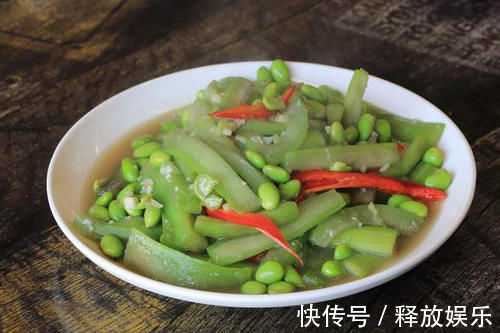 丝瓜|炒丝瓜不能直接下锅,发黑还出水,教你一招,颜色翠绿有食欲