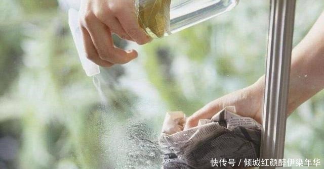 擦玻璃,不要用洗涤剂,家政阿姨教我一招,干净透明不落灰