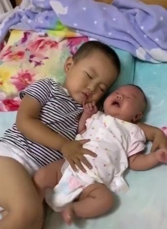 尿不湿|哥哥帮妈妈哄妹妹睡觉,结果成功哄睡自己,妈妈看到后哭笑不得