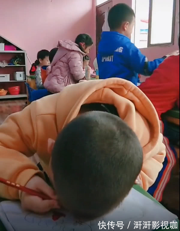 幅画@老师让画自己,萌娃说画不来,当他照着自己的脸临摹后,效果惊人