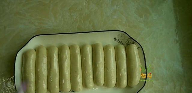 这是我见过最简单的烙饼，一擀一折，有菜有蛋，柔软筋道真解馋