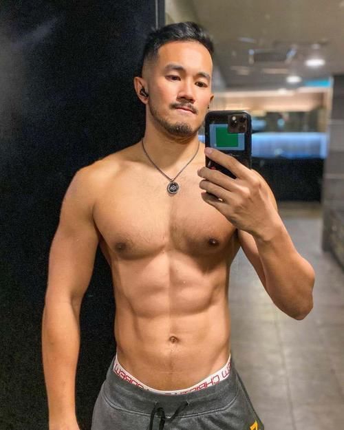 熟男风|胡子型男掀起熟男风,健身+运动塑造精壮的胸肌和质感的腹肌