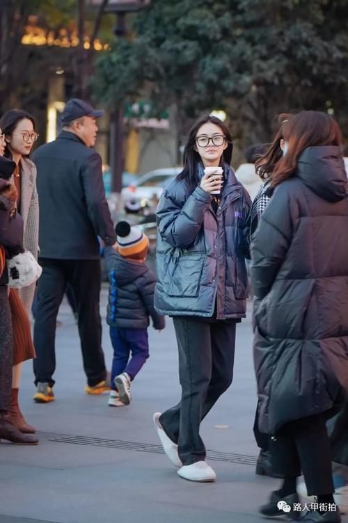 路人甲|【路人甲街拍】12-15/黑色羽绒服才是永不过时的冬季神款
