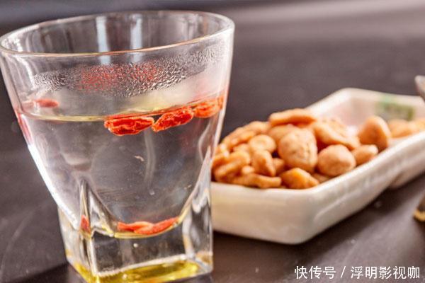 喝黃芪水的好處有哪些?每天喝一杯黃芪水的人,會發(fā)生哪些變化?