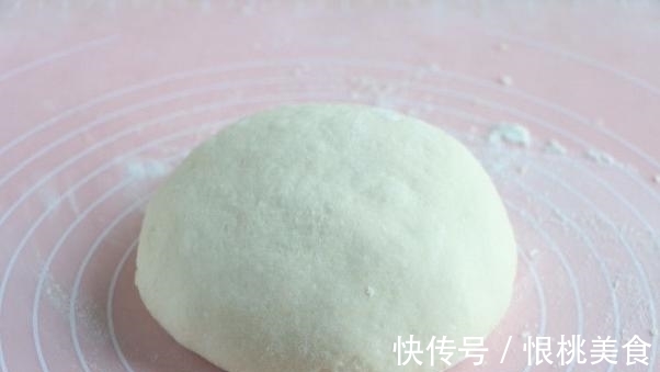 想吃披萨不会做?1把面粉多种水果,掌握技巧自制比买的好吃