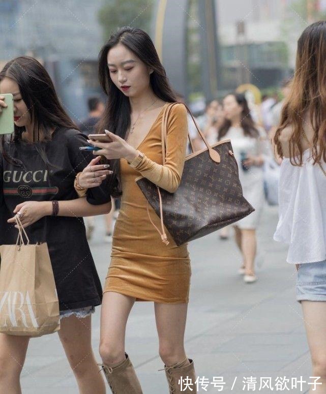 大长靴|橙色V领修身裙搭配大长靴,优雅大方,气质出众