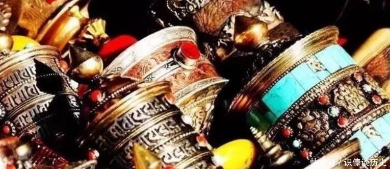 常见|西藏街头常见手摇各色转经筒的藏民,他们不离手的转经筒,究竟在转什么?