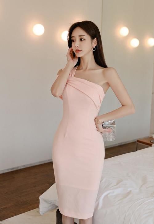 超可爱的粉色连衣裙小姐姐，配上一双粉色高跟鞋更是性感迷人