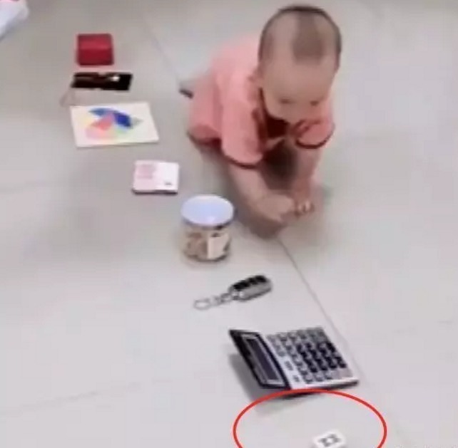 计算器|爸爸让宝宝抓周，孩子径直抓住的东西，网友：孟婆汤掺水了