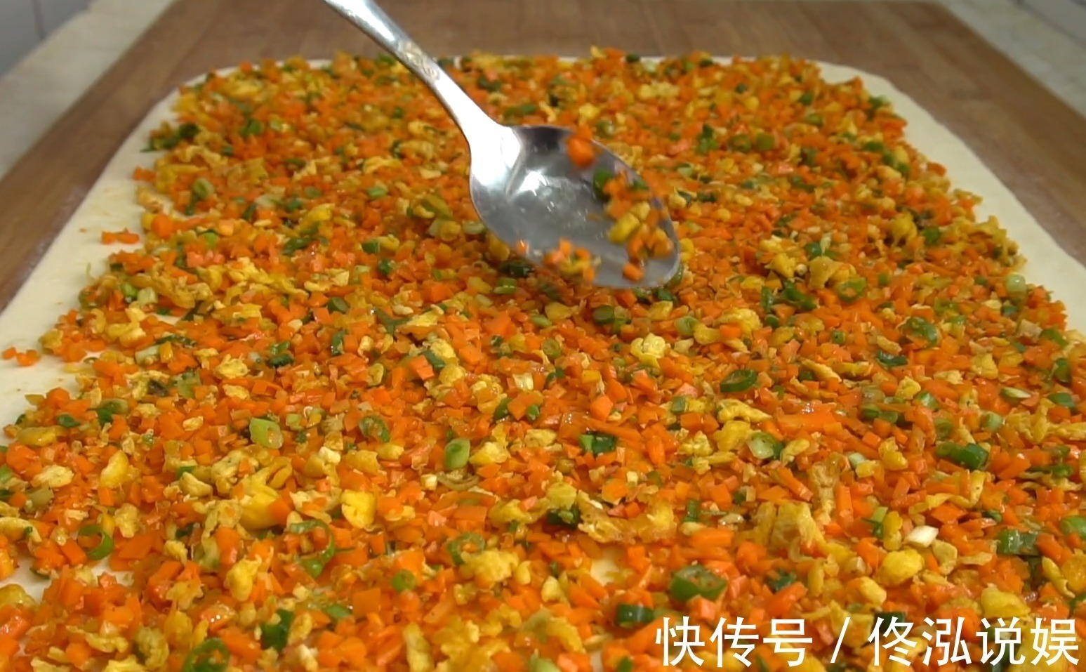 胡萝卜这种吃法真过瘾，卷一卷切一切，层层裹着馅料，比包子还香