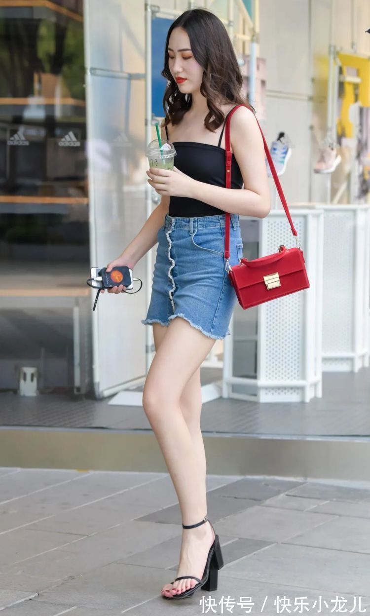 吊带 黑色吊带搭配一字带高跟鞋,时尚漂亮有气质