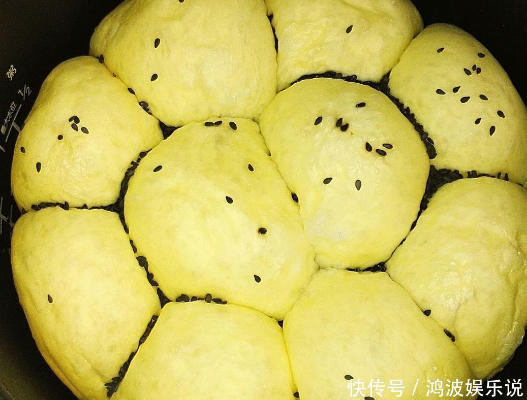 朋友们|电饭煲蛋糕做完了,咱再来做电饭煲面包,蓬松柔软还拉丝,太香了
