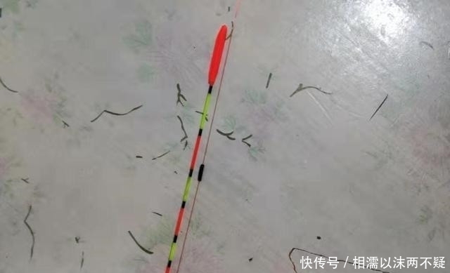 拉饵|钓鲫鱼：搓饵改为拉饵，有人讲需要上推浮漂10CM，有毛病吗？