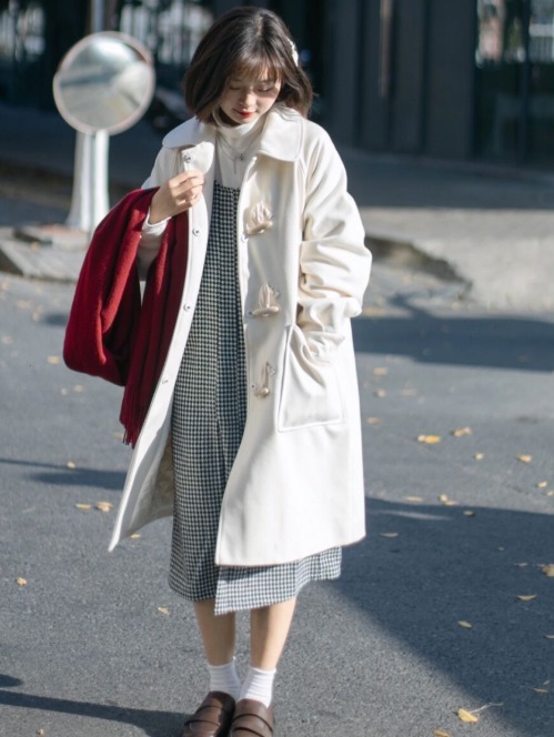 牛角扣大衣 小个子女生的冬季穿搭指南,身穿“牛角扣大衣”简约洋气,超好看