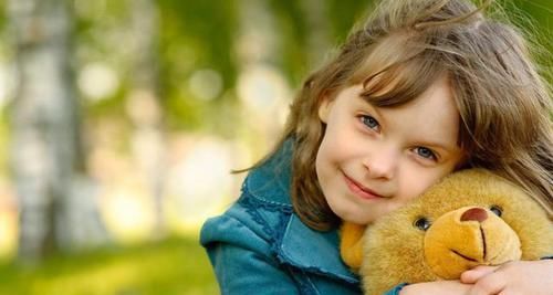 越早培养孩子的“情绪教养”，孩子的人格才越稳定，父母别偷懒