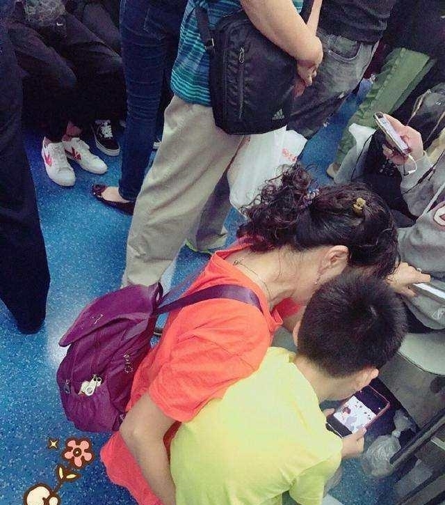 称赞|5岁宝宝在地铁喊累想坐 家长的做法被无数人称赞