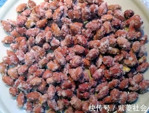 花生米加上一把干淀粉，香甜酥脆味道好，我家一周吃3次，不返潮