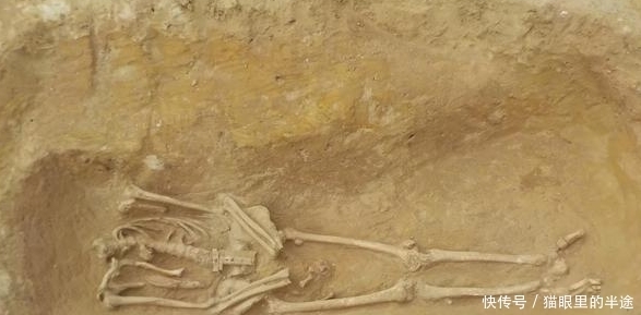 考古学家挖罗马古墓,发现遗骸头颅被放在小腿中间,下令不准乱动