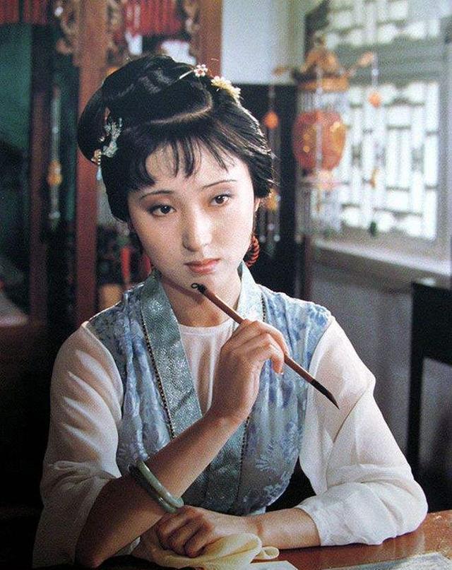 作弊|贾宝玉作诗犯难,宝钗、黛玉帮忙作弊,都是才女,但品性相差悬殊