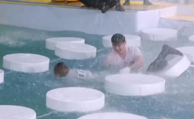 压板 原来跑男最难的游戏不是指压板,也不是撕名牌,难到连李晨都主动放弃