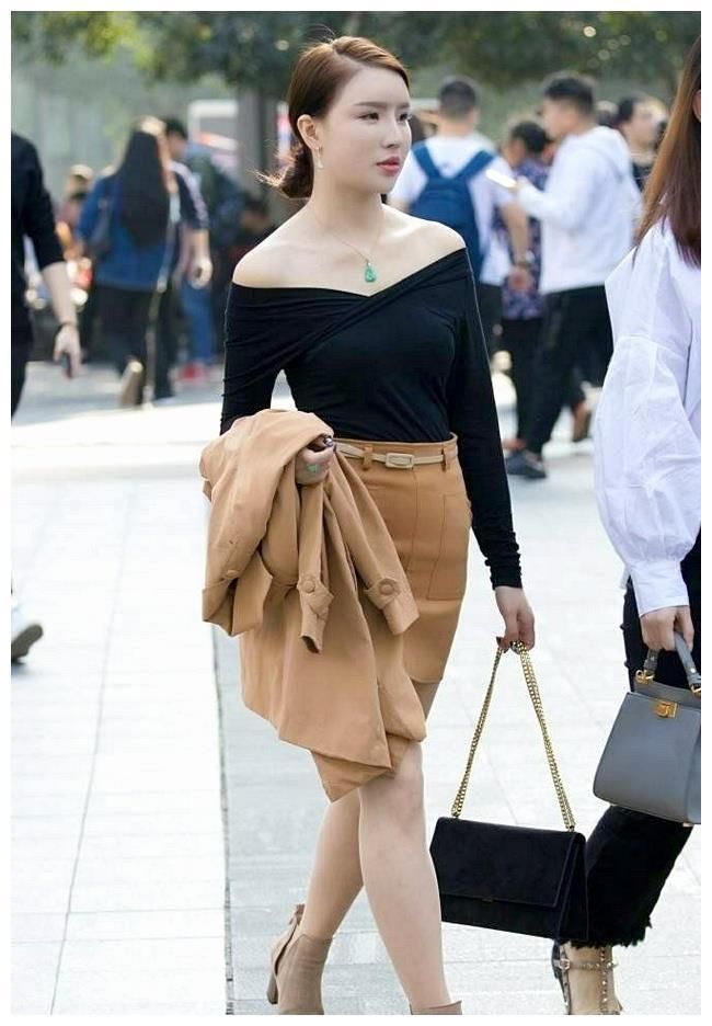 让本人|小姐姐简单的搭配,这小短裙穿对了,你也可以拥有!