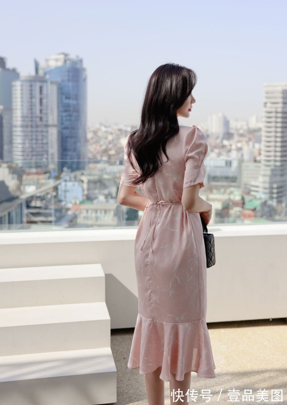 时尚&女神孙允珠时尚搭配:微甜蜜桃科尔多瓦经典刺绣裙