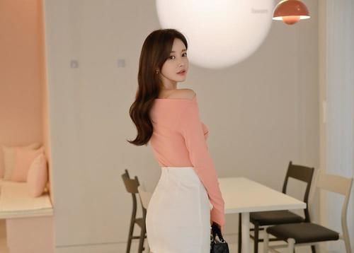 气息|美女穿搭:奶橘色一字肩上衣,温柔的气息,婀娜极了