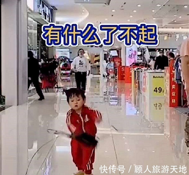 背包|父母逛街秀恩爱让萌娃背包,萌娃把包扔在地上本宝宝不干了