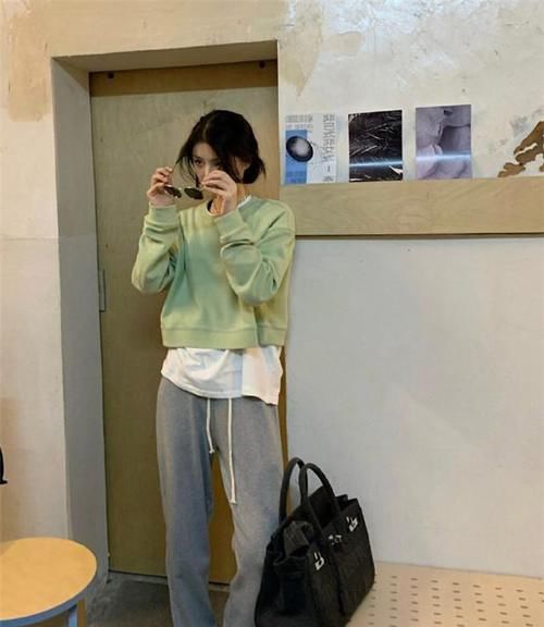 不穿风衣照样高级！看今年流行的卫衣风潮，学会“叠穿”才更时髦