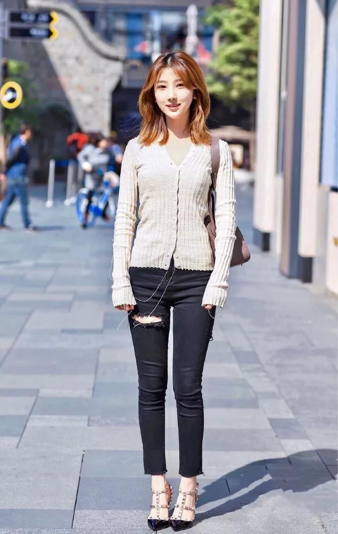 美女脚上搭配一双高跟鞋提升她的身高，又能够增加她的气质