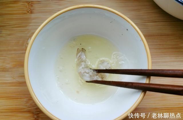 我家大虾从不水煮,学会这种做法,不油炸不清蒸,外酥里嫩不油腻