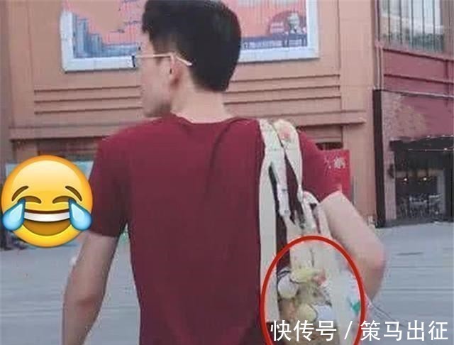 爸们|佛系爸爸“挎包式背娃”火了,网友没危险时爸爸是最大危险