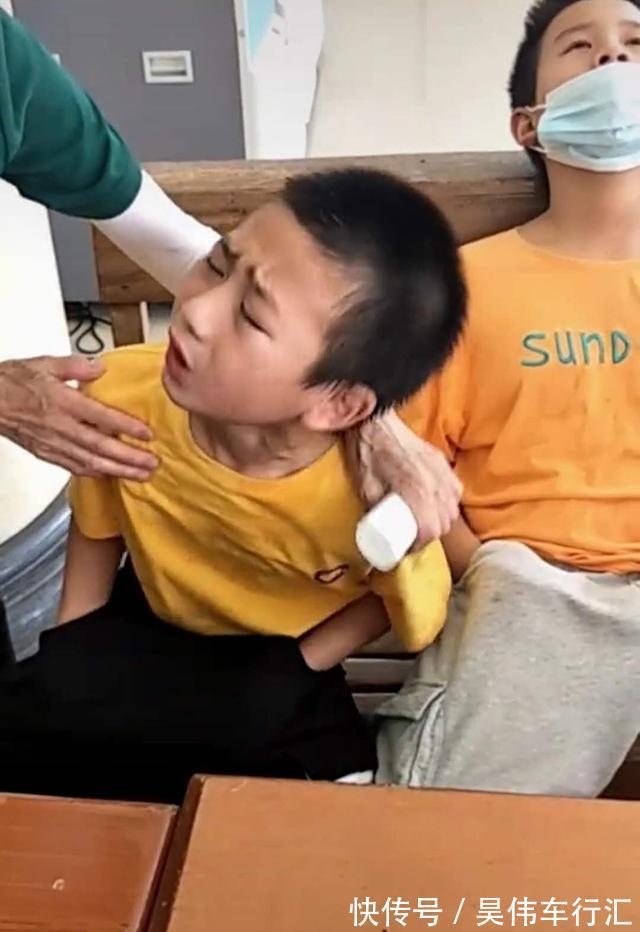 药力|兄弟俩一同做“羞羞”的手术,术后走出六亲不认的步伐,妈妈笑翻