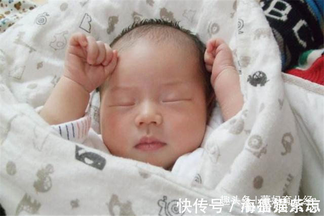 小芳|宝宝经常“伸懒腰”,母亲不当回事,学医的小姨却十分在意