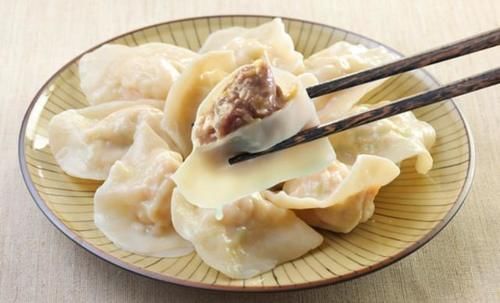 饺子皮|如何能让饺子皮又薄又筋还煮不烂，告诉你个小诀窍，和面时加点它
