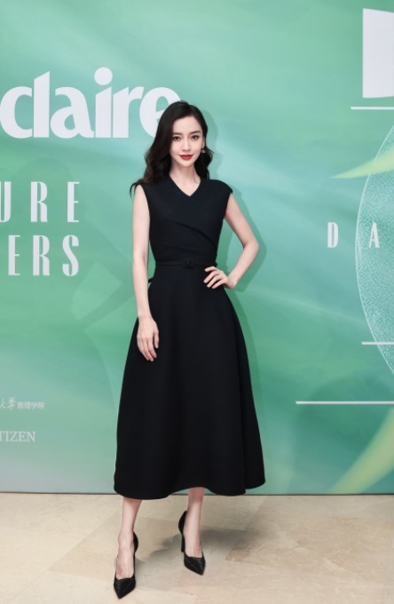 短靴|Angelababy又美出圈,红白条纹上衣配印花短裤清爽舒适,高级洋气