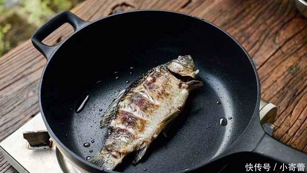 煎鱼在鱼身上抹点“它”,不粘锅不溅油鱼皮还不破,不知道亏大了