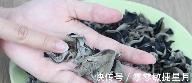 泡木耳只加水就错了，大厨教我1个方法，5分钟就泡开，Q弹无硬心！