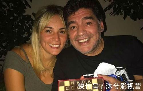 阿根廷|阿根廷足球之神馬拉多納90后小女友比女兒還小3歲陪踢球?qū)檺蹅渲?
onload=