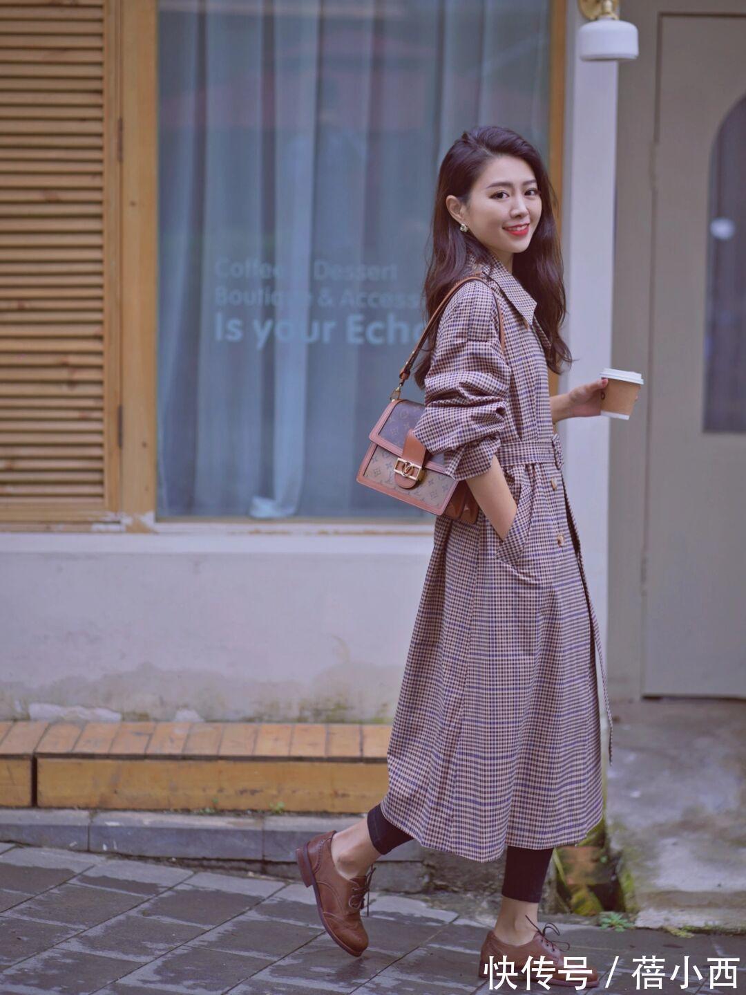 搭配|40岁女人穿风衣要“大气”,get这4个搭配重点,气质不俗反而高级