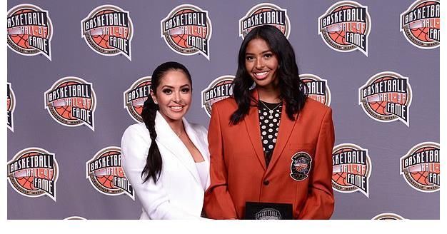 瓦妮莎|科比18岁大女儿闪耀毕业舞会!穿3万块花朵裙惊艳,性感不输老妈